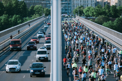Se Světovou cyklojízdou projely magistrálou i centrem Prahy stovky lidí na kolech