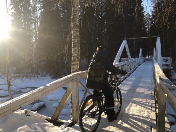Cyklista v zimní krajině
