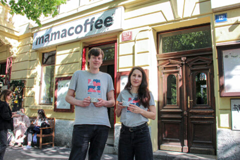 Kafe + kafe na triko v Mamacoffee