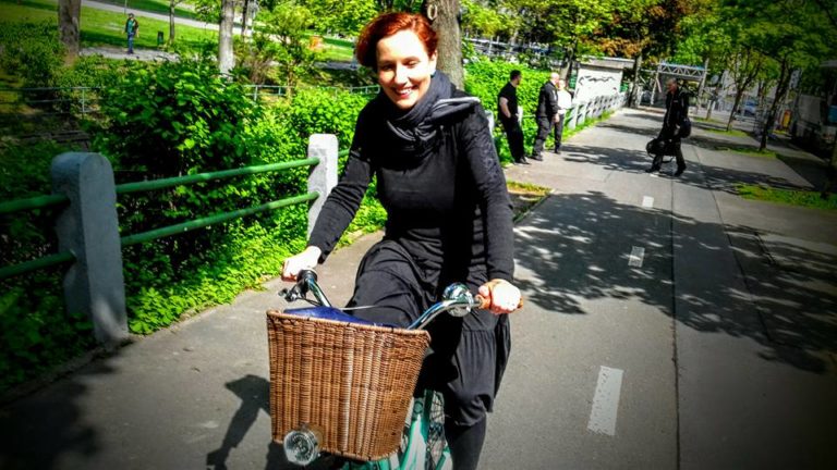 Chci, aby i jízda na kole měla šmrnc, říká v rozhovoru městská cyklistka Katka Jirová