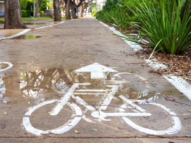 Cycling and walking infrastructure in times of climate crisis. Inspiration from around the world